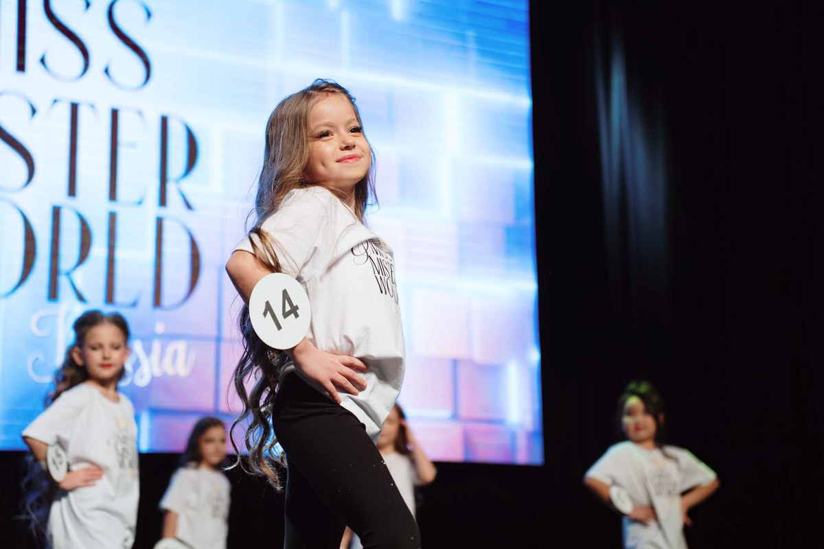 На всероссийской арене красоты сияют не только взрослые красавицы из Владимира, но и совсем еще юные звезды. Делегация от 33-го региона и модельного агентства Victory посетила Москву для участия, пожалуй, в самом масштабном конкурсе страны для детей Little Miss and Mister World Russia. «Ключ-Медиа» узнал, как выступили дети и какие титулы они привезли домой.