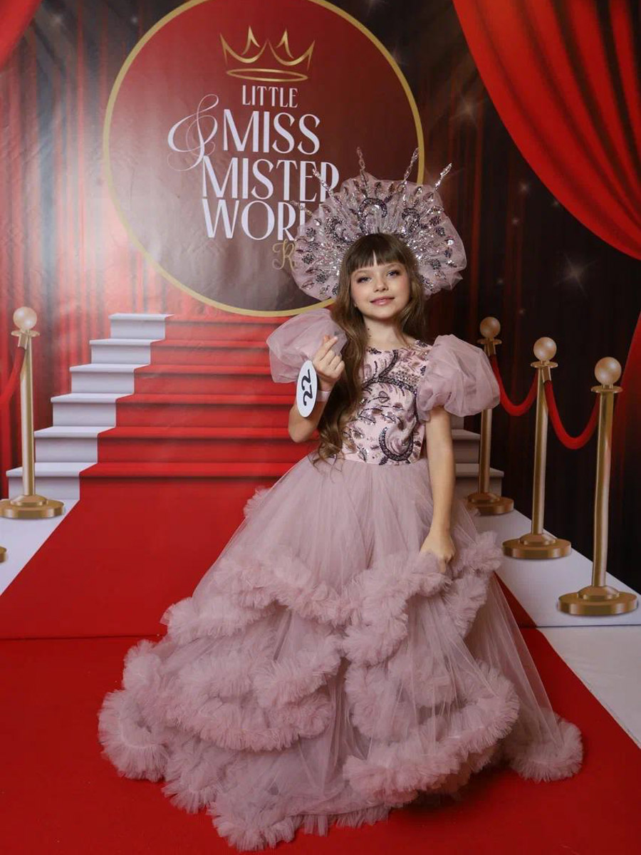 На всероссийской арене красоты сияют не только взрослые красавицы из Владимира, но и совсем еще юные звезды. Делегация от 33-го региона и модельного агентства Victory посетила Москву для участия, пожалуй, в самом масштабном конкурсе страны для детей Little Miss and Mister World Russia. «Ключ-Медиа» узнал, как выступили дети и какие титулы они привезли домой.