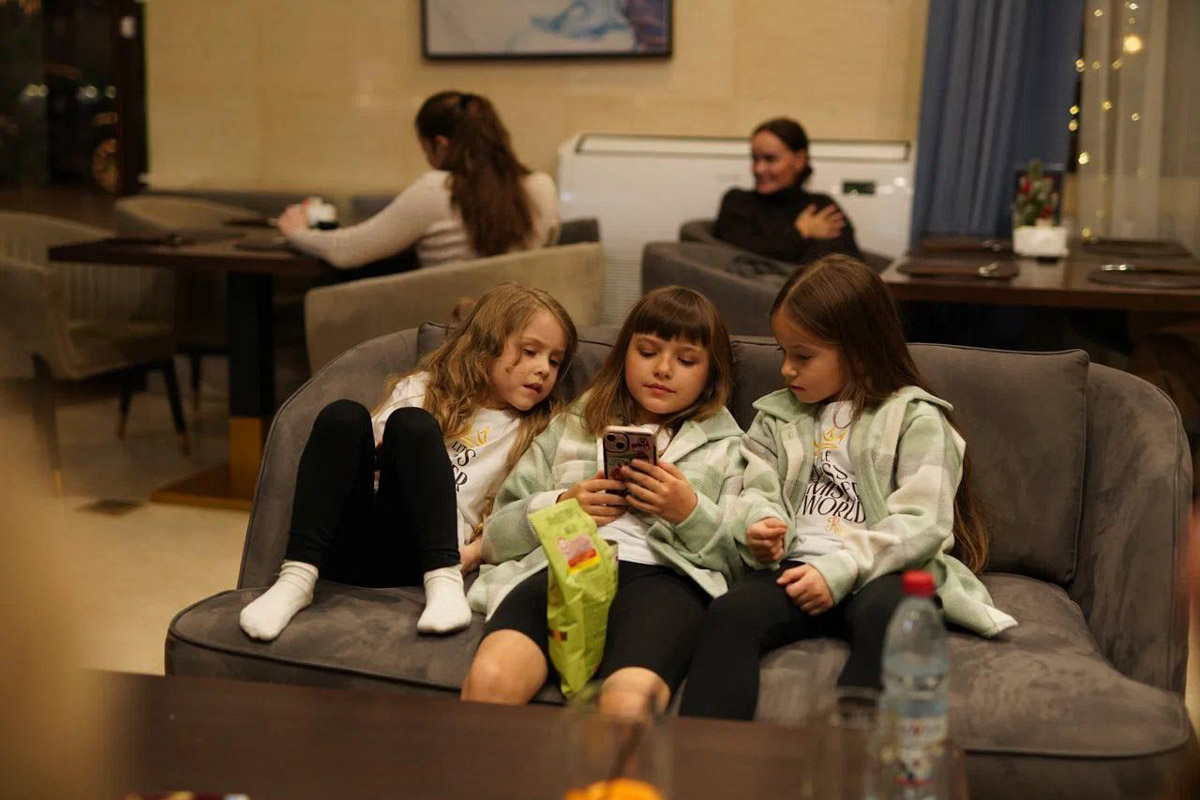 На всероссийской арене красоты сияют не только взрослые красавицы из Владимира, но и совсем еще юные звезды. Делегация от 33-го региона и модельного агентства Victory посетила Москву для участия, пожалуй, в самом масштабном конкурсе страны для детей Little Miss and Mister World Russia. «Ключ-Медиа» узнал, как выступили дети и какие титулы они привезли домой.