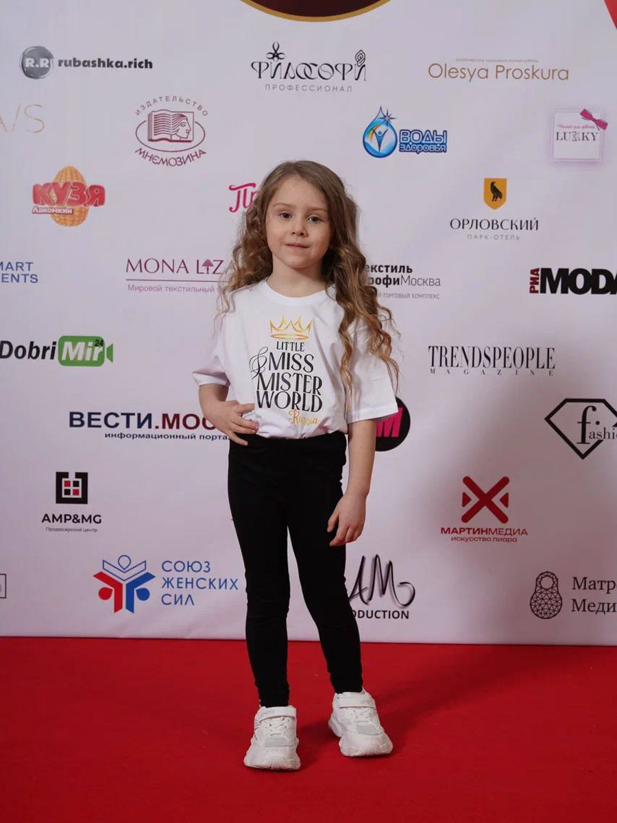 На всероссийской арене красоты сияют не только взрослые красавицы из Владимира, но и совсем еще юные звезды. Делегация от 33-го региона и модельного агентства Victory посетила Москву для участия, пожалуй, в самом масштабном конкурсе страны для детей Little Miss and Mister World Russia. «Ключ-Медиа» узнал, как выступили дети и какие титулы они привезли домой.
