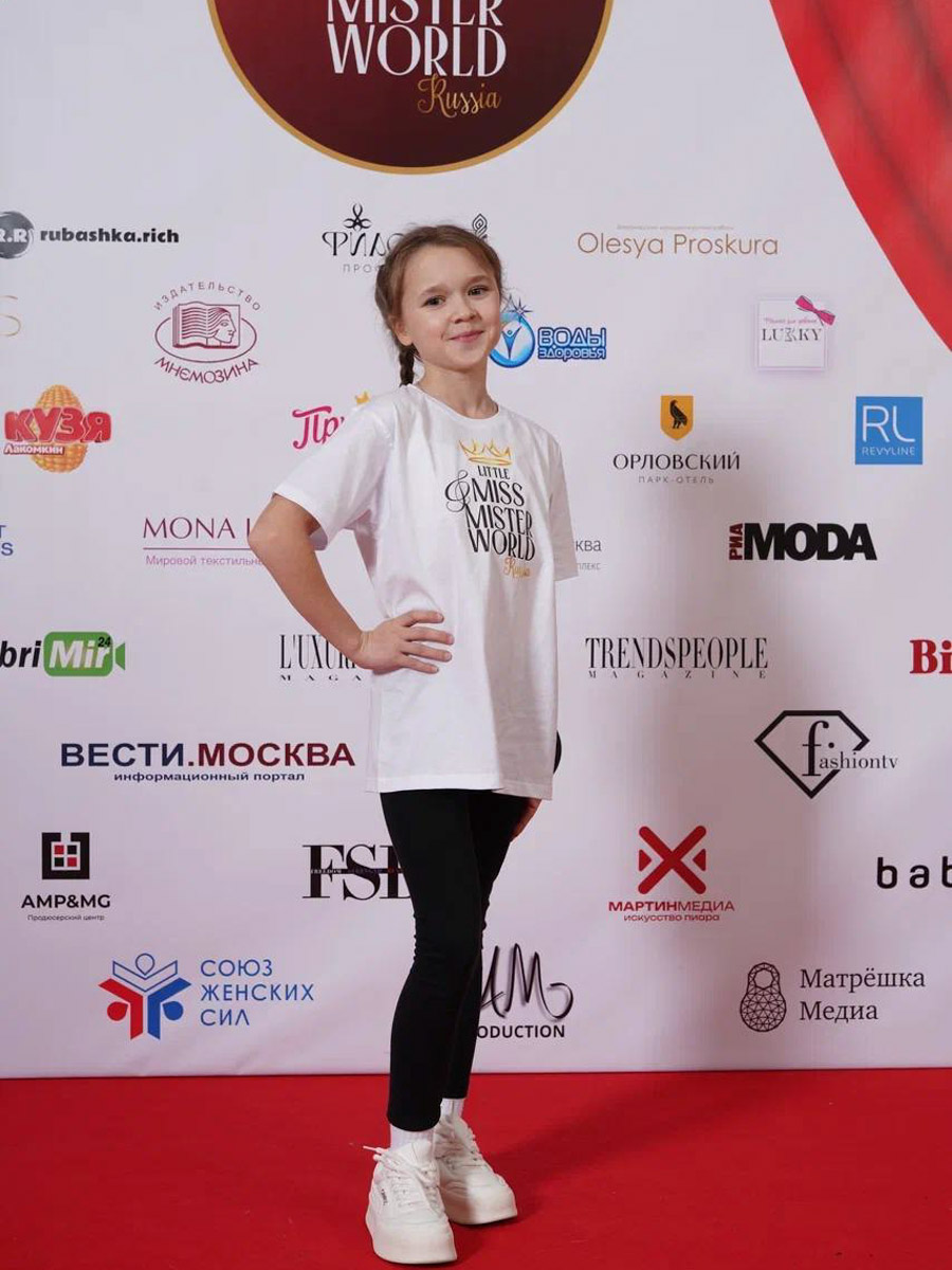 На всероссийской арене красоты сияют не только взрослые красавицы из Владимира, но и совсем еще юные звезды. Делегация от 33-го региона и модельного агентства Victory посетила Москву для участия, пожалуй, в самом масштабном конкурсе страны для детей Little Miss and Mister World Russia. «Ключ-Медиа» узнал, как выступили дети и какие титулы они привезли домой.