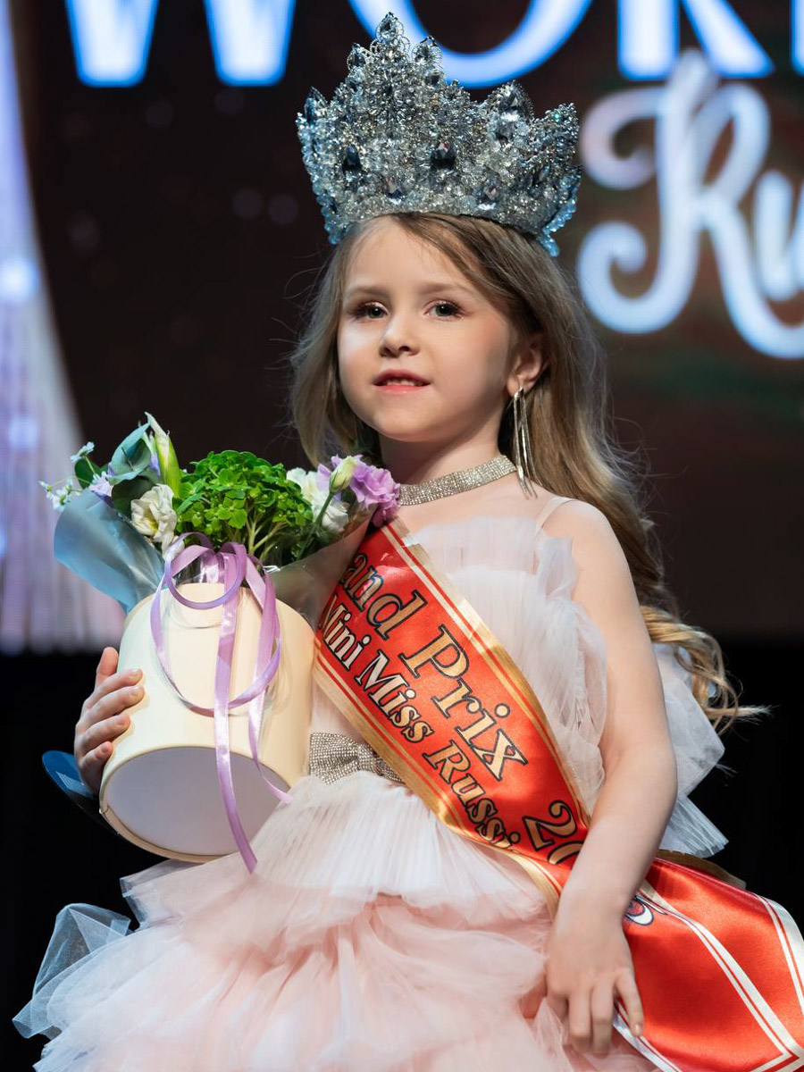 На всероссийской арене красоты сияют не только взрослые красавицы из Владимира, но и совсем еще юные звезды. Делегация от 33-го региона и модельного агентства Victory посетила Москву для участия, пожалуй, в самом масштабном конкурсе страны для детей Little Miss and Mister World Russia. «Ключ-Медиа» узнал, как выступили дети и какие титулы они привезли домой.