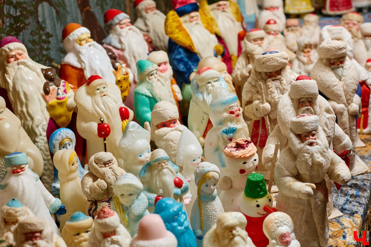 Небольшой дом на окраине Коврова, в котором живет Сергей Манушин, вновь заполонили Деды Морозы. Да не простые, а хранящие в себе историю советского прошлого. До начала декабря бородатые волшебники из ваты, бумаги, опилок и гипса хранятся в шкафах и коробках. Но когда для чуда наступает подходящий день и час, коллекционер достает свои сокровища с антресолей, расставляет их по комнатам, а потом зовет на экскурсию гостей. На сей раз в числе приглашенных оказался и «Ключ-Медиа».