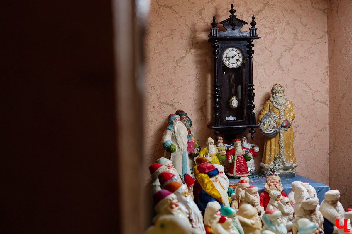 Небольшой дом на окраине Коврова, в котором живет Сергей Манушин, вновь заполонили Деды Морозы. Да не простые, а хранящие в себе историю советского прошлого. До начала декабря бородатые волшебники из ваты, бумаги, опилок и гипса хранятся в шкафах и коробках. Но когда для чуда наступает подходящий день и час, коллекционер достает свои сокровища с антресолей, расставляет их по комнатам, а потом зовет на экскурсию гостей. На сей раз в числе приглашенных оказался и «Ключ-Медиа».