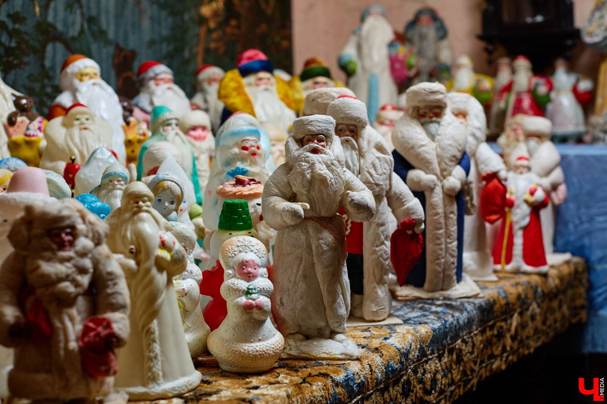 Небольшой дом на окраине Коврова, в котором живет Сергей Манушин, вновь заполонили Деды Морозы. Да не простые, а хранящие в себе историю советского прошлого. До начала декабря бородатые волшебники из ваты, бумаги, опилок и гипса хранятся в шкафах и коробках. Но когда для чуда наступает подходящий день и час, коллекционер достает свои сокровища с антресолей, расставляет их по комнатам, а потом зовет на экскурсию гостей. На сей раз в числе приглашенных оказался и «Ключ-Медиа».