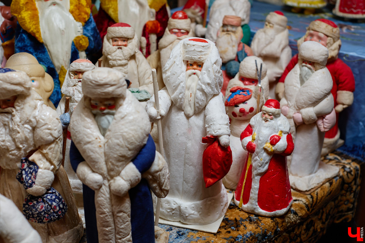 Небольшой дом на окраине Коврова, в котором живет Сергей Манушин, вновь заполонили Деды Морозы. Да не простые, а хранящие в себе историю советского прошлого. До начала декабря бородатые волшебники из ваты, бумаги, опилок и гипса хранятся в шкафах и коробках. Но когда для чуда наступает подходящий день и час, коллекционер достает свои сокровища с антресолей, расставляет их по комнатам, а потом зовет на экскурсию гостей. На сей раз в числе приглашенных оказался и «Ключ-Медиа».