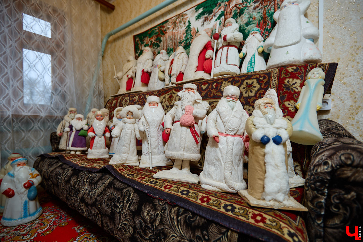 Небольшой дом на окраине Коврова, в котором живет Сергей Манушин, вновь заполонили Деды Морозы. Да не простые, а хранящие в себе историю советского прошлого. До начала декабря бородатые волшебники из ваты, бумаги, опилок и гипса хранятся в шкафах и коробках. Но когда для чуда наступает подходящий день и час, коллекционер достает свои сокровища с антресолей, расставляет их по комнатам, а потом зовет на экскурсию гостей. На сей раз в числе приглашенных оказался и «Ключ-Медиа».