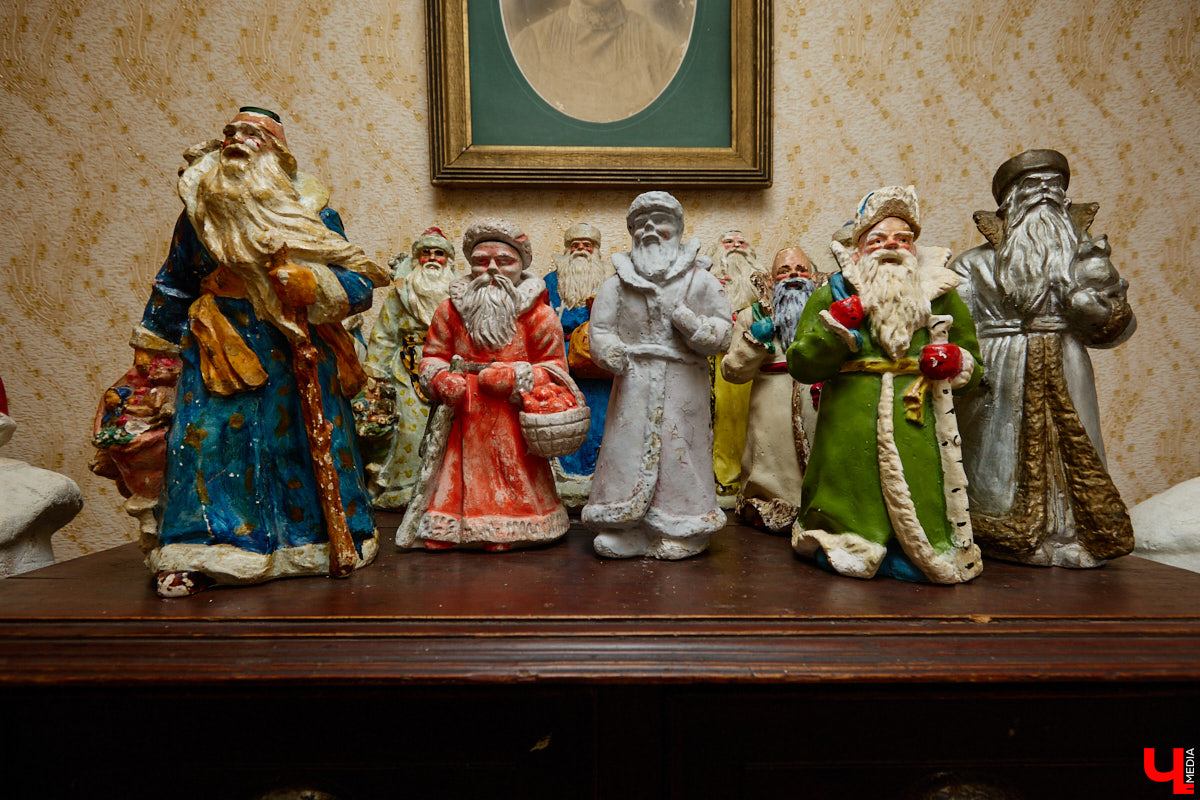 Небольшой дом на окраине Коврова, в котором живет Сергей Манушин, вновь заполонили Деды Морозы. Да не простые, а хранящие в себе историю советского прошлого. До начала декабря бородатые волшебники из ваты, бумаги, опилок и гипса хранятся в шкафах и коробках. Но когда для чуда наступает подходящий день и час, коллекционер достает свои сокровища с антресолей, расставляет их по комнатам, а потом зовет на экскурсию гостей. На сей раз в числе приглашенных оказался и «Ключ-Медиа».