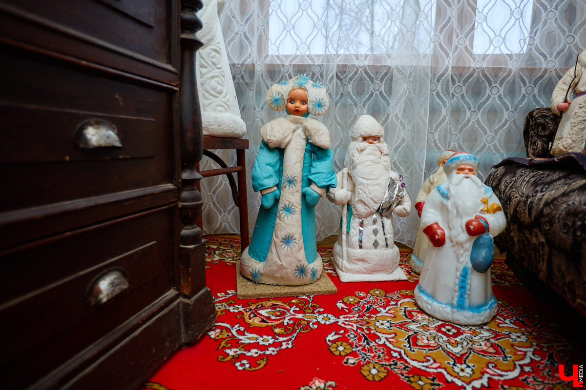 Небольшой дом на окраине Коврова, в котором живет Сергей Манушин, вновь заполонили Деды Морозы. Да не простые, а хранящие в себе историю советского прошлого. До начала декабря бородатые волшебники из ваты, бумаги, опилок и гипса хранятся в шкафах и коробках. Но когда для чуда наступает подходящий день и час, коллекционер достает свои сокровища с антресолей, расставляет их по комнатам, а потом зовет на экскурсию гостей. На сей раз в числе приглашенных оказался и «Ключ-Медиа».