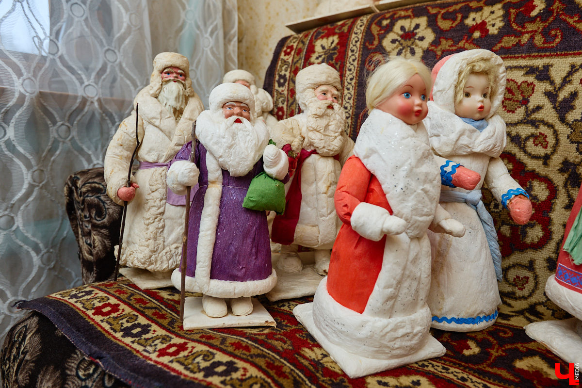 Небольшой дом на окраине Коврова, в котором живет Сергей Манушин, вновь заполонили Деды Морозы. Да не простые, а хранящие в себе историю советского прошлого. До начала декабря бородатые волшебники из ваты, бумаги, опилок и гипса хранятся в шкафах и коробках. Но когда для чуда наступает подходящий день и час, коллекционер достает свои сокровища с антресолей, расставляет их по комнатам, а потом зовет на экскурсию гостей. На сей раз в числе приглашенных оказался и «Ключ-Медиа».