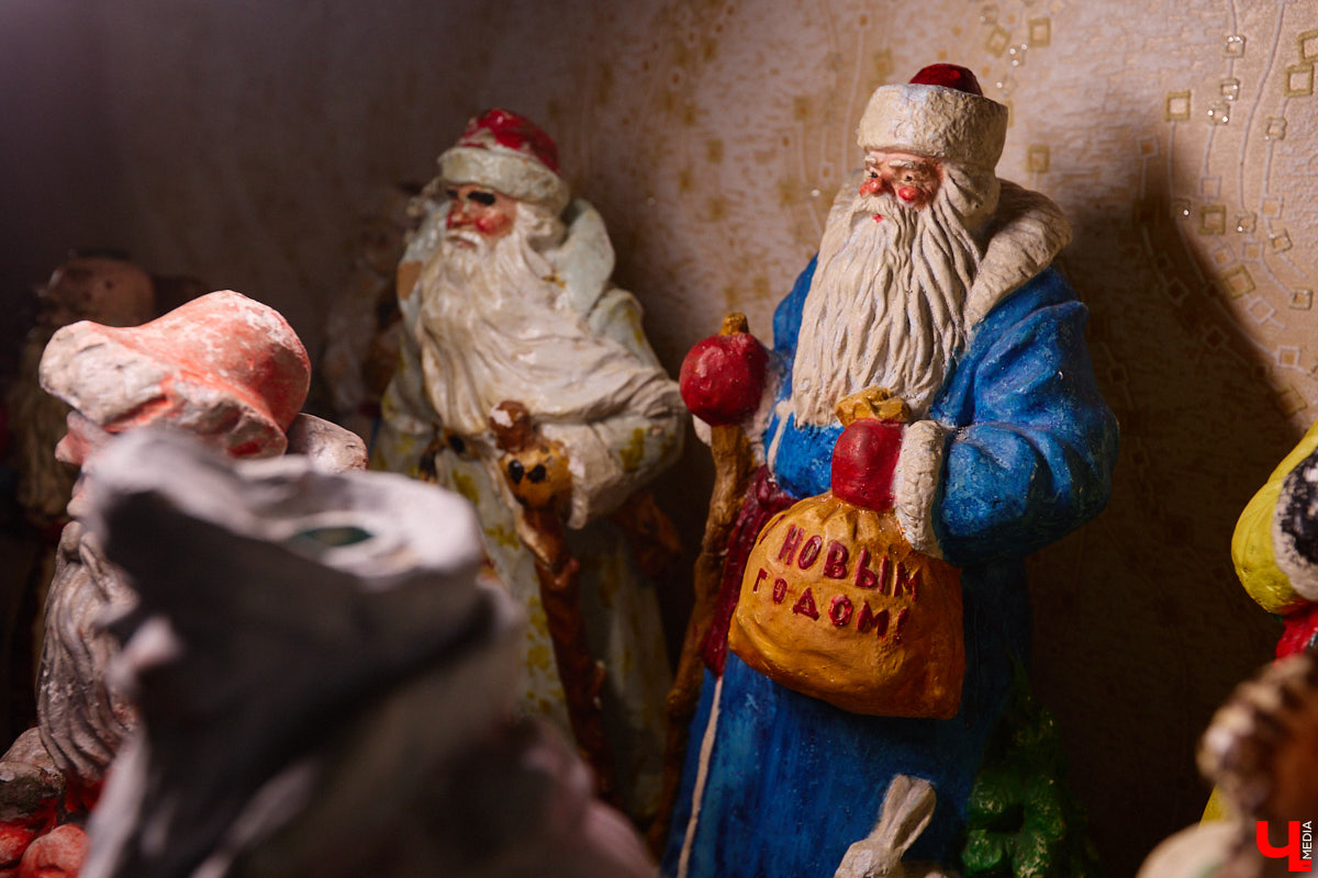 Небольшой дом на окраине Коврова, в котором живет Сергей Манушин, вновь заполонили Деды Морозы. Да не простые, а хранящие в себе историю советского прошлого. До начала декабря бородатые волшебники из ваты, бумаги, опилок и гипса хранятся в шкафах и коробках. Но когда для чуда наступает подходящий день и час, коллекционер достает свои сокровища с антресолей, расставляет их по комнатам, а потом зовет на экскурсию гостей. На сей раз в числе приглашенных оказался и «Ключ-Медиа».