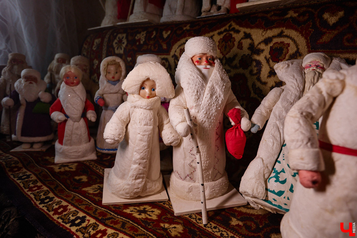 Небольшой дом на окраине Коврова, в котором живет Сергей Манушин, вновь заполонили Деды Морозы. Да не простые, а хранящие в себе историю советского прошлого. До начала декабря бородатые волшебники из ваты, бумаги, опилок и гипса хранятся в шкафах и коробках. Но когда для чуда наступает подходящий день и час, коллекционер достает свои сокровища с антресолей, расставляет их по комнатам, а потом зовет на экскурсию гостей. На сей раз в числе приглашенных оказался и «Ключ-Медиа».