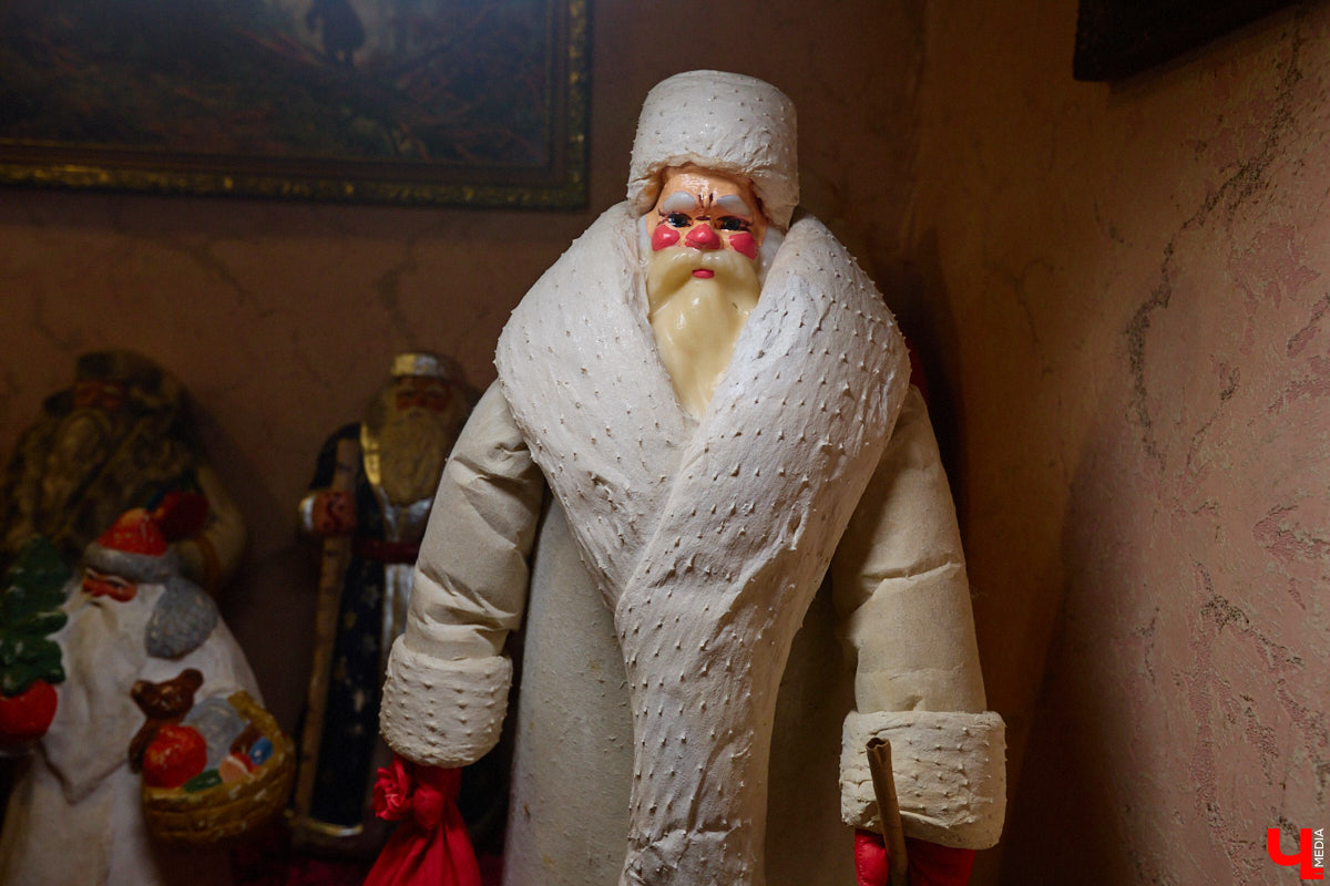 Небольшой дом на окраине Коврова, в котором живет Сергей Манушин, вновь заполонили Деды Морозы. Да не простые, а хранящие в себе историю советского прошлого. До начала декабря бородатые волшебники из ваты, бумаги, опилок и гипса хранятся в шкафах и коробках. Но когда для чуда наступает подходящий день и час, коллекционер достает свои сокровища с антресолей, расставляет их по комнатам, а потом зовет на экскурсию гостей. На сей раз в числе приглашенных оказался и «Ключ-Медиа».