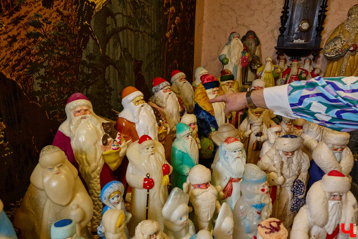 Небольшой дом на окраине Коврова, в котором живет Сергей Манушин, вновь заполонили Деды Морозы. Да не простые, а хранящие в себе историю советского прошлого. До начала декабря бородатые волшебники из ваты, бумаги, опилок и гипса хранятся в шкафах и коробках. Но когда для чуда наступает подходящий день и час, коллекционер достает свои сокровища с антресолей, расставляет их по комнатам, а потом зовет на экскурсию гостей. На сей раз в числе приглашенных оказался и «Ключ-Медиа».