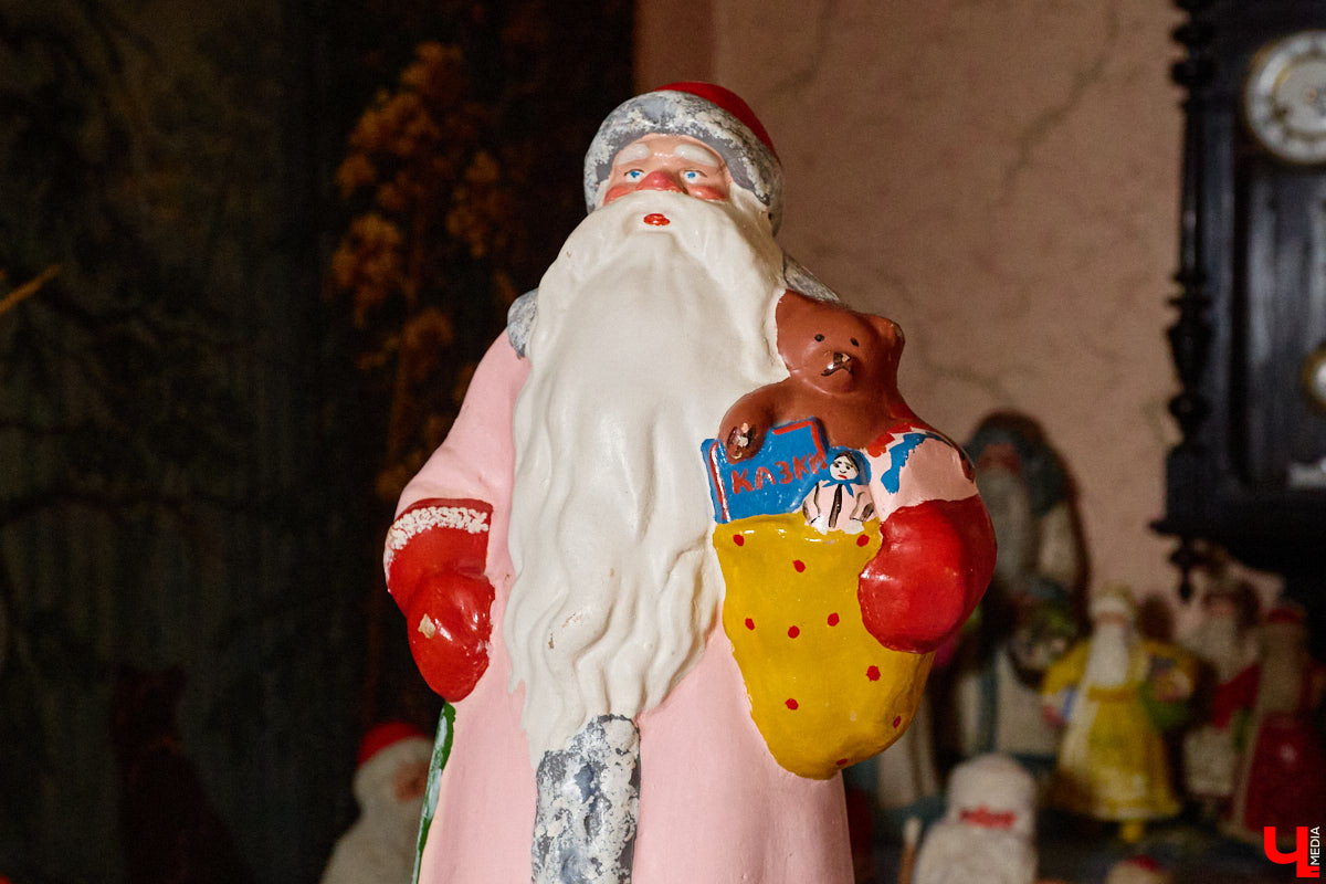 Небольшой дом на окраине Коврова, в котором живет Сергей Манушин, вновь заполонили Деды Морозы. Да не простые, а хранящие в себе историю советского прошлого. До начала декабря бородатые волшебники из ваты, бумаги, опилок и гипса хранятся в шкафах и коробках. Но когда для чуда наступает подходящий день и час, коллекционер достает свои сокровища с антресолей, расставляет их по комнатам, а потом зовет на экскурсию гостей. На сей раз в числе приглашенных оказался и «Ключ-Медиа».