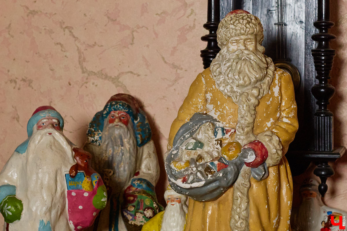 Небольшой дом на окраине Коврова, в котором живет Сергей Манушин, вновь заполонили Деды Морозы. Да не простые, а хранящие в себе историю советского прошлого. До начала декабря бородатые волшебники из ваты, бумаги, опилок и гипса хранятся в шкафах и коробках. Но когда для чуда наступает подходящий день и час, коллекционер достает свои сокровища с антресолей, расставляет их по комнатам, а потом зовет на экскурсию гостей. На сей раз в числе приглашенных оказался и «Ключ-Медиа».