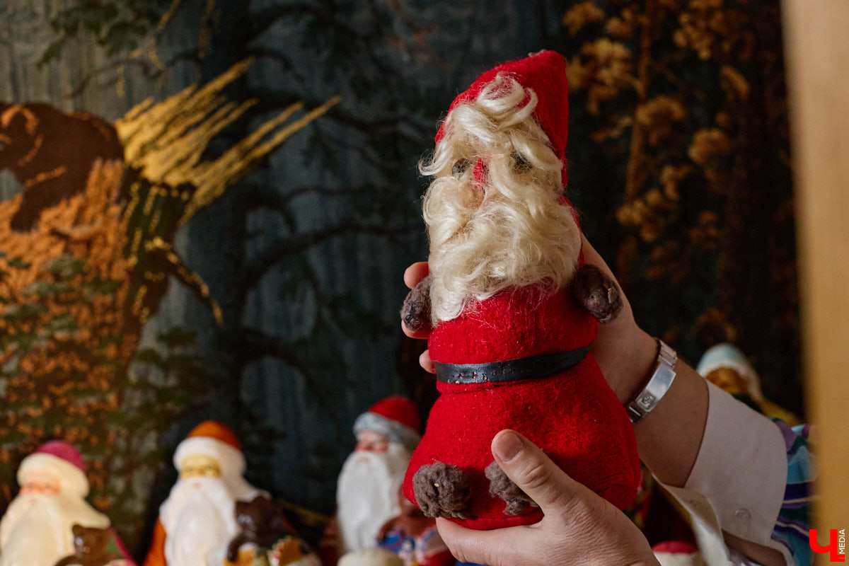 Небольшой дом на окраине Коврова, в котором живет Сергей Манушин, вновь заполонили Деды Морозы. Да не простые, а хранящие в себе историю советского прошлого. До начала декабря бородатые волшебники из ваты, бумаги, опилок и гипса хранятся в шкафах и коробках. Но когда для чуда наступает подходящий день и час, коллекционер достает свои сокровища с антресолей, расставляет их по комнатам, а потом зовет на экскурсию гостей. На сей раз в числе приглашенных оказался и «Ключ-Медиа».