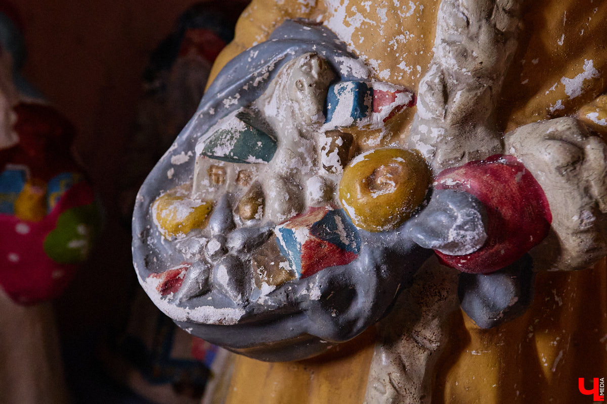 Небольшой дом на окраине Коврова, в котором живет Сергей Манушин, вновь заполонили Деды Морозы. Да не простые, а хранящие в себе историю советского прошлого. До начала декабря бородатые волшебники из ваты, бумаги, опилок и гипса хранятся в шкафах и коробках. Но когда для чуда наступает подходящий день и час, коллекционер достает свои сокровища с антресолей, расставляет их по комнатам, а потом зовет на экскурсию гостей. На сей раз в числе приглашенных оказался и «Ключ-Медиа».