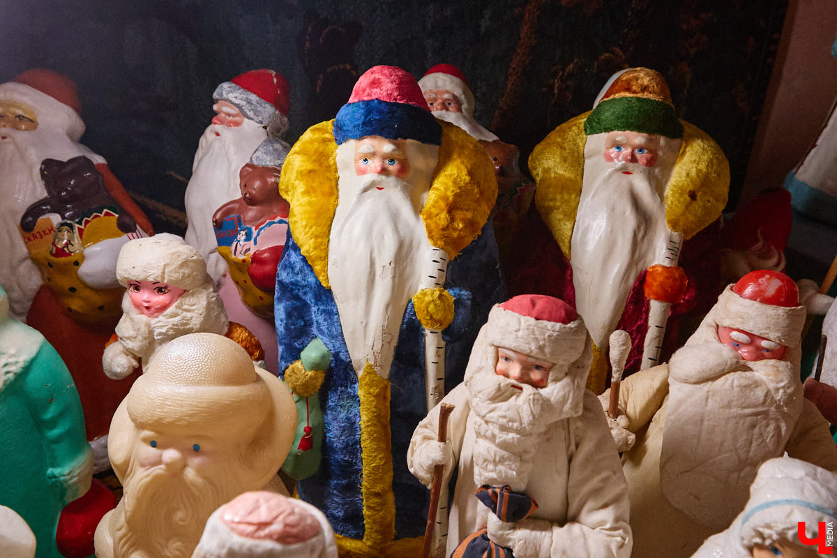 Небольшой дом на окраине Коврова, в котором живет Сергей Манушин, вновь заполонили Деды Морозы. Да не простые, а хранящие в себе историю советского прошлого. До начала декабря бородатые волшебники из ваты, бумаги, опилок и гипса хранятся в шкафах и коробках. Но когда для чуда наступает подходящий день и час, коллекционер достает свои сокровища с антресолей, расставляет их по комнатам, а потом зовет на экскурсию гостей. На сей раз в числе приглашенных оказался и «Ключ-Медиа».