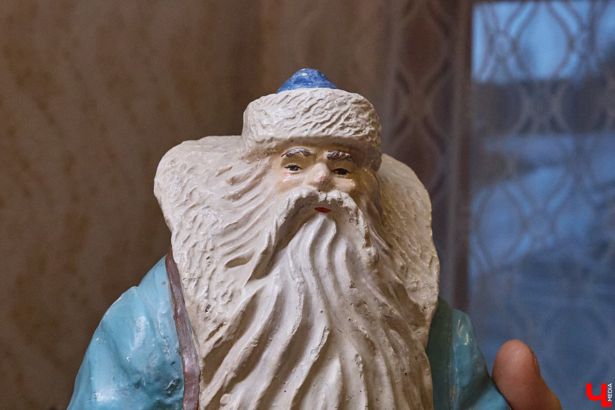 Небольшой дом на окраине Коврова, в котором живет Сергей Манушин, вновь заполонили Деды Морозы. Да не простые, а хранящие в себе историю советского прошлого. До начала декабря бородатые волшебники из ваты, бумаги, опилок и гипса хранятся в шкафах и коробках. Но когда для чуда наступает подходящий день и час, коллекционер достает свои сокровища с антресолей, расставляет их по комнатам, а потом зовет на экскурсию гостей. На сей раз в числе приглашенных оказался и «Ключ-Медиа».