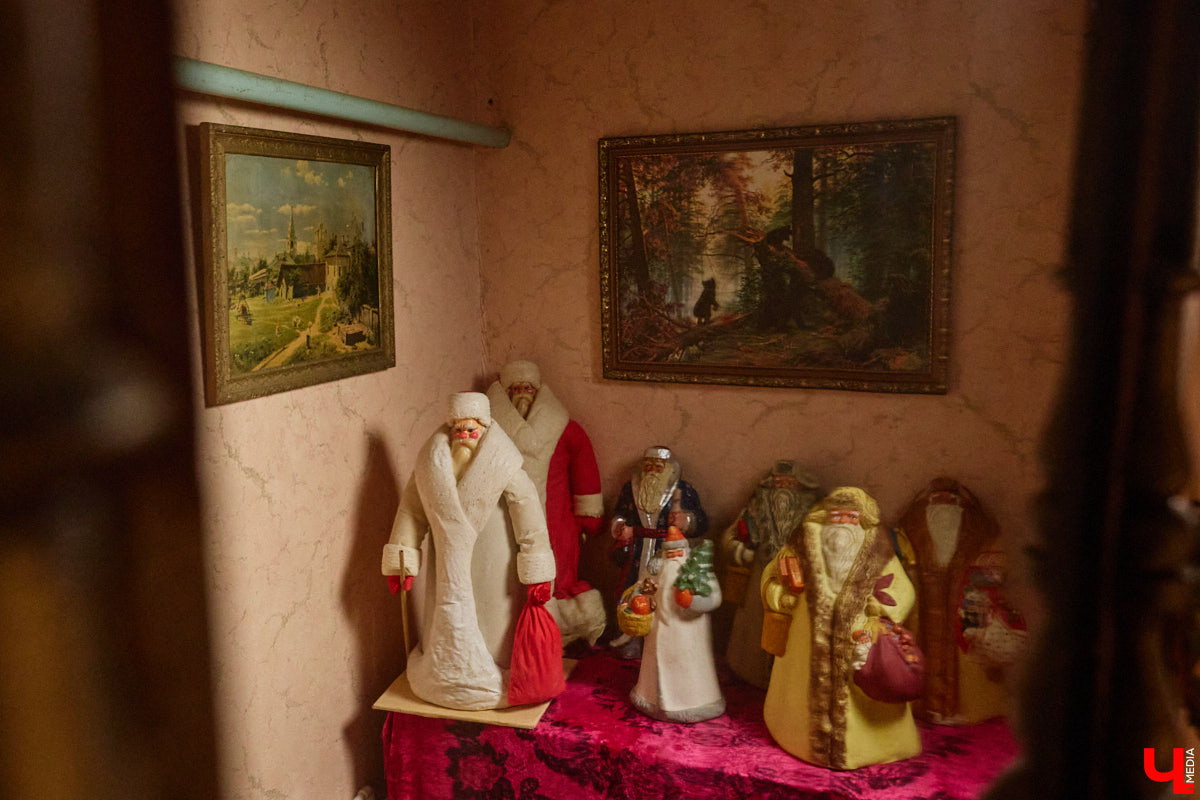 Небольшой дом на окраине Коврова, в котором живет Сергей Манушин, вновь заполонили Деды Морозы. Да не простые, а хранящие в себе историю советского прошлого. До начала декабря бородатые волшебники из ваты, бумаги, опилок и гипса хранятся в шкафах и коробках. Но когда для чуда наступает подходящий день и час, коллекционер достает свои сокровища с антресолей, расставляет их по комнатам, а потом зовет на экскурсию гостей. На сей раз в числе приглашенных оказался и «Ключ-Медиа».