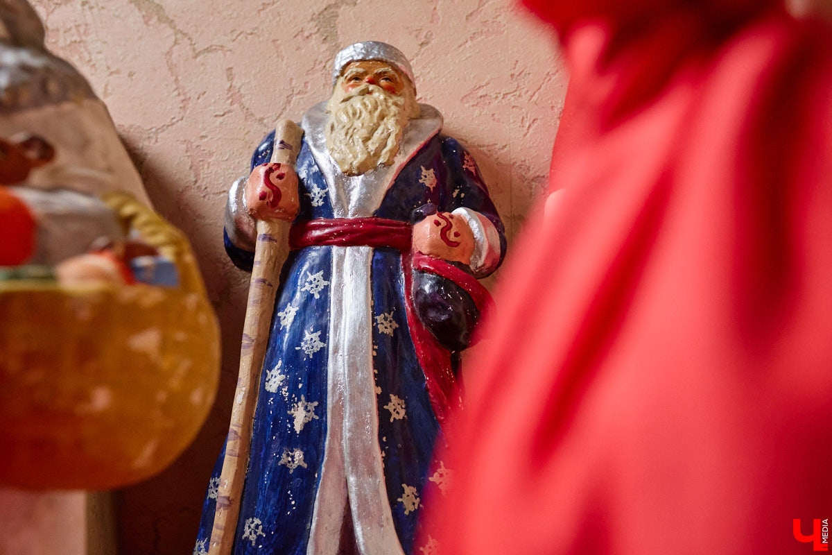 Небольшой дом на окраине Коврова, в котором живет Сергей Манушин, вновь заполонили Деды Морозы. Да не простые, а хранящие в себе историю советского прошлого. До начала декабря бородатые волшебники из ваты, бумаги, опилок и гипса хранятся в шкафах и коробках. Но когда для чуда наступает подходящий день и час, коллекционер достает свои сокровища с антресолей, расставляет их по комнатам, а потом зовет на экскурсию гостей. На сей раз в числе приглашенных оказался и «Ключ-Медиа».