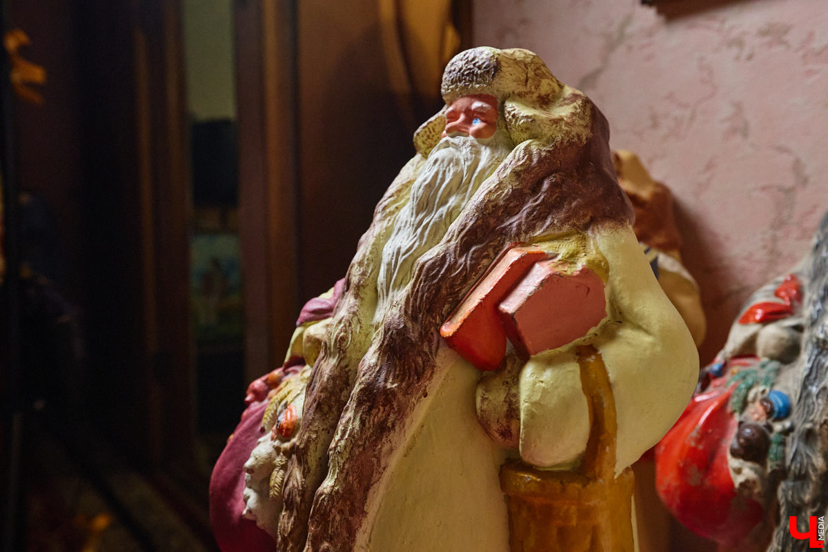 Небольшой дом на окраине Коврова, в котором живет Сергей Манушин, вновь заполонили Деды Морозы. Да не простые, а хранящие в себе историю советского прошлого. До начала декабря бородатые волшебники из ваты, бумаги, опилок и гипса хранятся в шкафах и коробках. Но когда для чуда наступает подходящий день и час, коллекционер достает свои сокровища с антресолей, расставляет их по комнатам, а потом зовет на экскурсию гостей. На сей раз в числе приглашенных оказался и «Ключ-Медиа».