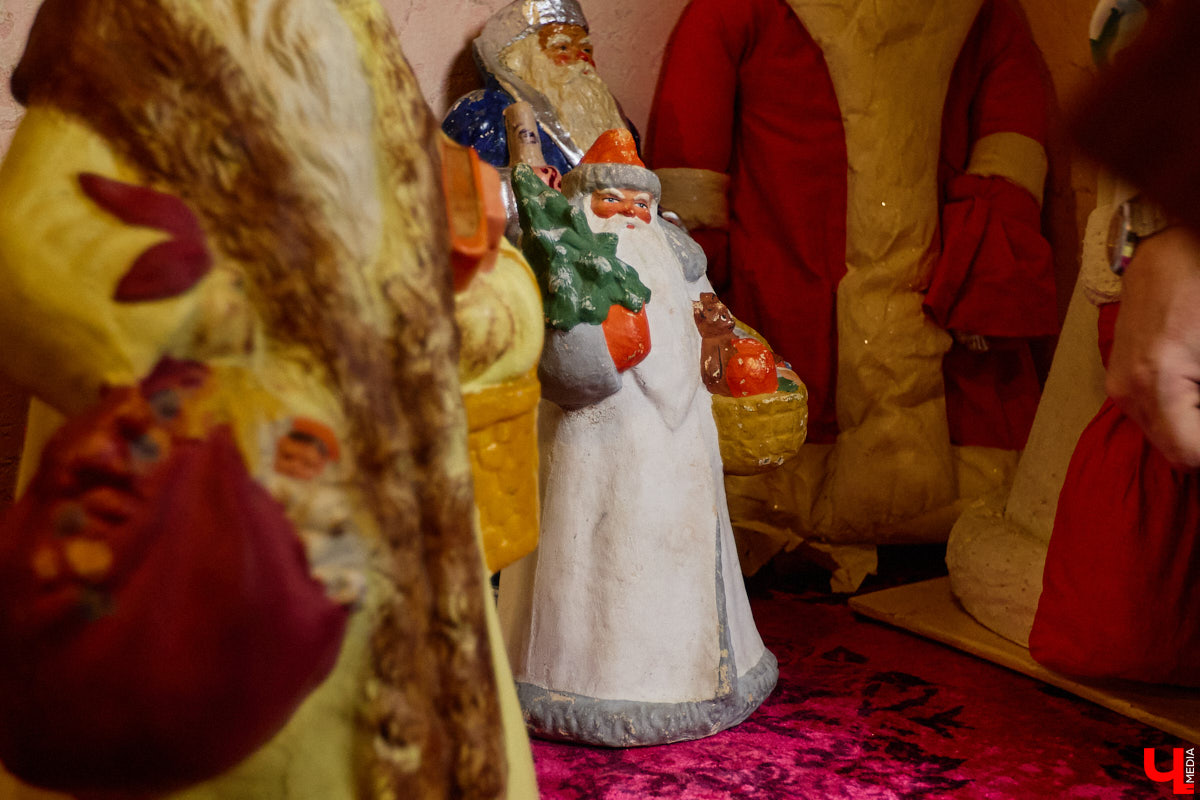 Небольшой дом на окраине Коврова, в котором живет Сергей Манушин, вновь заполонили Деды Морозы. Да не простые, а хранящие в себе историю советского прошлого. До начала декабря бородатые волшебники из ваты, бумаги, опилок и гипса хранятся в шкафах и коробках. Но когда для чуда наступает подходящий день и час, коллекционер достает свои сокровища с антресолей, расставляет их по комнатам, а потом зовет на экскурсию гостей. На сей раз в числе приглашенных оказался и «Ключ-Медиа».