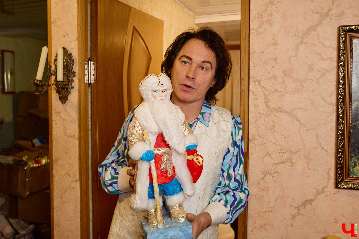 Небольшой дом на окраине Коврова, в котором живет Сергей Манушин, вновь заполонили Деды Морозы. Да не простые, а хранящие в себе историю советского прошлого. До начала декабря бородатые волшебники из ваты, бумаги, опилок и гипса хранятся в шкафах и коробках. Но когда для чуда наступает подходящий день и час, коллекционер достает свои сокровища с антресолей, расставляет их по комнатам, а потом зовет на экскурсию гостей. На сей раз в числе приглашенных оказался и «Ключ-Медиа».