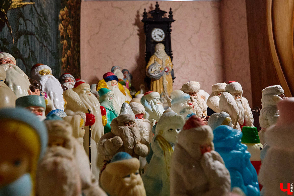 Небольшой дом на окраине Коврова, в котором живет Сергей Манушин, вновь заполонили Деды Морозы. Да не простые, а хранящие в себе историю советского прошлого. До начала декабря бородатые волшебники из ваты, бумаги, опилок и гипса хранятся в шкафах и коробках. Но когда для чуда наступает подходящий день и час, коллекционер достает свои сокровища с антресолей, расставляет их по комнатам, а потом зовет на экскурсию гостей. На сей раз в числе приглашенных оказался и «Ключ-Медиа».