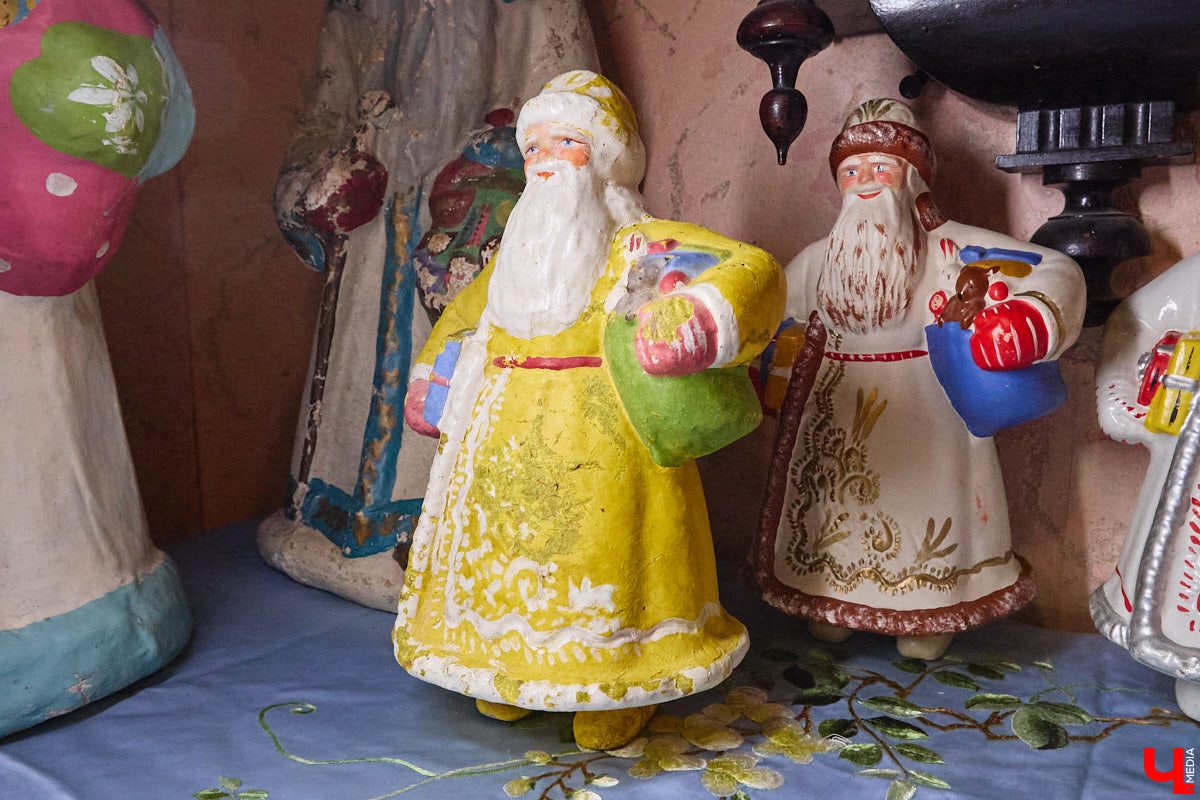 Небольшой дом на окраине Коврова, в котором живет Сергей Манушин, вновь заполонили Деды Морозы. Да не простые, а хранящие в себе историю советского прошлого. До начала декабря бородатые волшебники из ваты, бумаги, опилок и гипса хранятся в шкафах и коробках. Но когда для чуда наступает подходящий день и час, коллекционер достает свои сокровища с антресолей, расставляет их по комнатам, а потом зовет на экскурсию гостей. На сей раз в числе приглашенных оказался и «Ключ-Медиа».