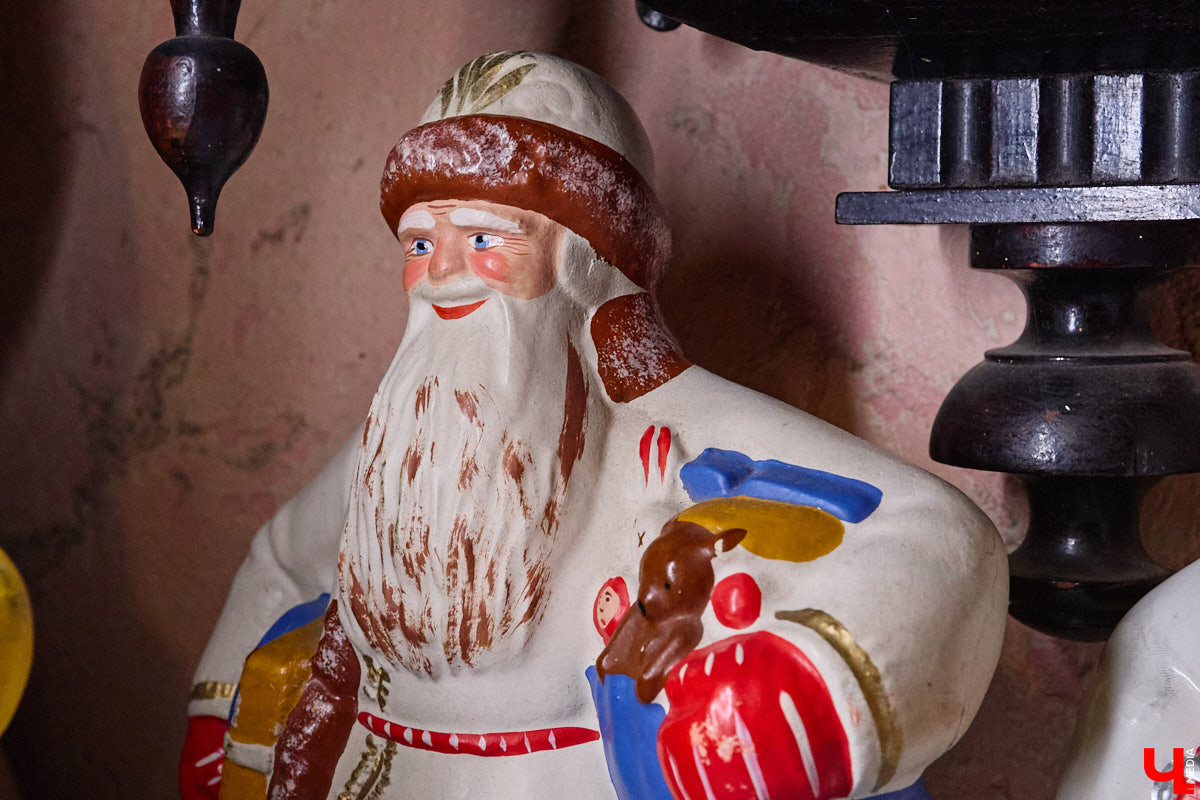 Небольшой дом на окраине Коврова, в котором живет Сергей Манушин, вновь заполонили Деды Морозы. Да не простые, а хранящие в себе историю советского прошлого. До начала декабря бородатые волшебники из ваты, бумаги, опилок и гипса хранятся в шкафах и коробках. Но когда для чуда наступает подходящий день и час, коллекционер достает свои сокровища с антресолей, расставляет их по комнатам, а потом зовет на экскурсию гостей. На сей раз в числе приглашенных оказался и «Ключ-Медиа».