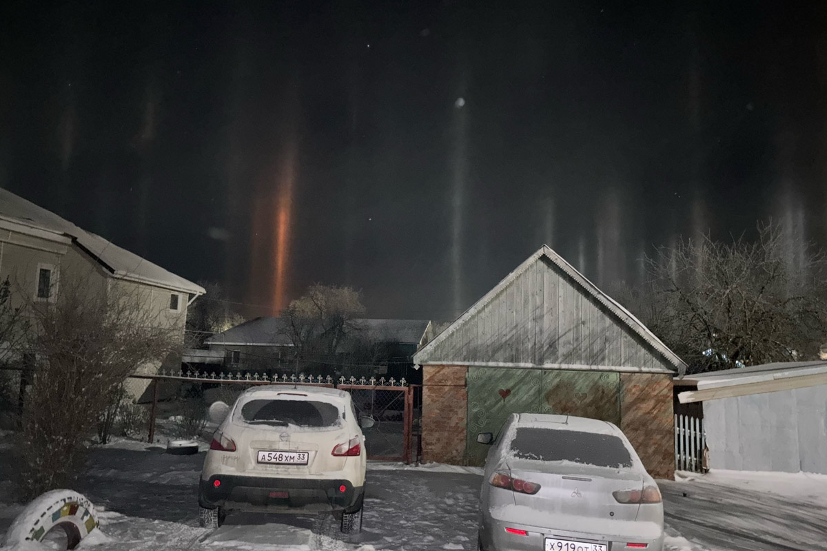 Жители Владимирской области стали свидетелями редкого оптического явления. Небо над регионом раскрасили световые столбы самых разных оттенков. Все дело в наступивших морозах, благодаря которым свет отражается в мельчайших кристаллах, парящих в воздухе. Выглядит это зрелище словно предновогоднее чудо.