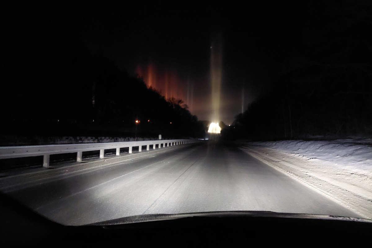 Жители Владимирской области стали свидетелями редкого оптического явления. Небо над регионом раскрасили световые столбы самых разных оттенков. Все дело в наступивших морозах, благодаря которым свет отражается в мельчайших кристаллах, парящих в воздухе. Выглядит это зрелище словно предновогоднее чудо.