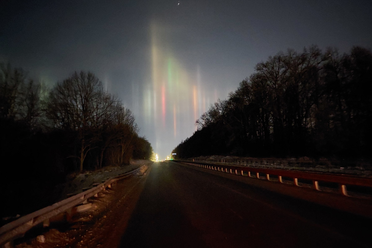 Жители Владимирской области стали свидетелями редкого оптического явления. Небо над регионом раскрасили световые столбы самых разных оттенков. Все дело в наступивших морозах, благодаря которым свет отражается в мельчайших кристаллах, парящих в воздухе. Выглядит это зрелище словно предновогоднее чудо.