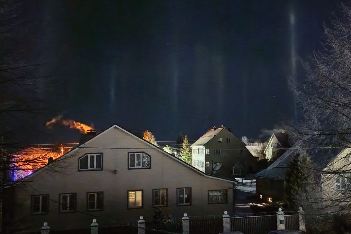 Жители Владимирской области стали свидетелями редкого оптического явления. Небо над регионом раскрасили световые столбы самых разных оттенков. Все дело в наступивших морозах, благодаря которым свет отражается в мельчайших кристаллах, парящих в воздухе. Выглядит это зрелище словно предновогоднее чудо.