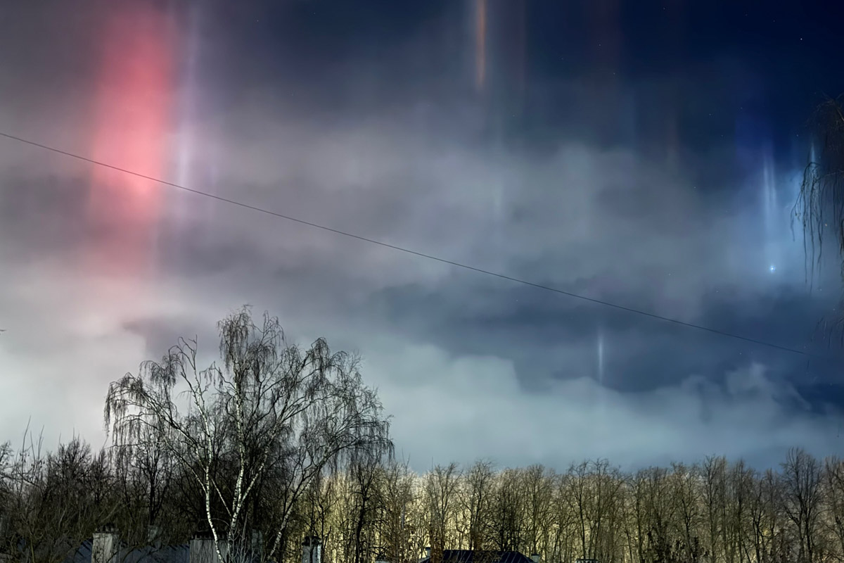 Жители Владимирской области стали свидетелями редкого оптического явления. Небо над регионом раскрасили световые столбы самых разных оттенков. Все дело в наступивших морозах, благодаря которым свет отражается в мельчайших кристаллах, парящих в воздухе. Выглядит это зрелище словно предновогоднее чудо.