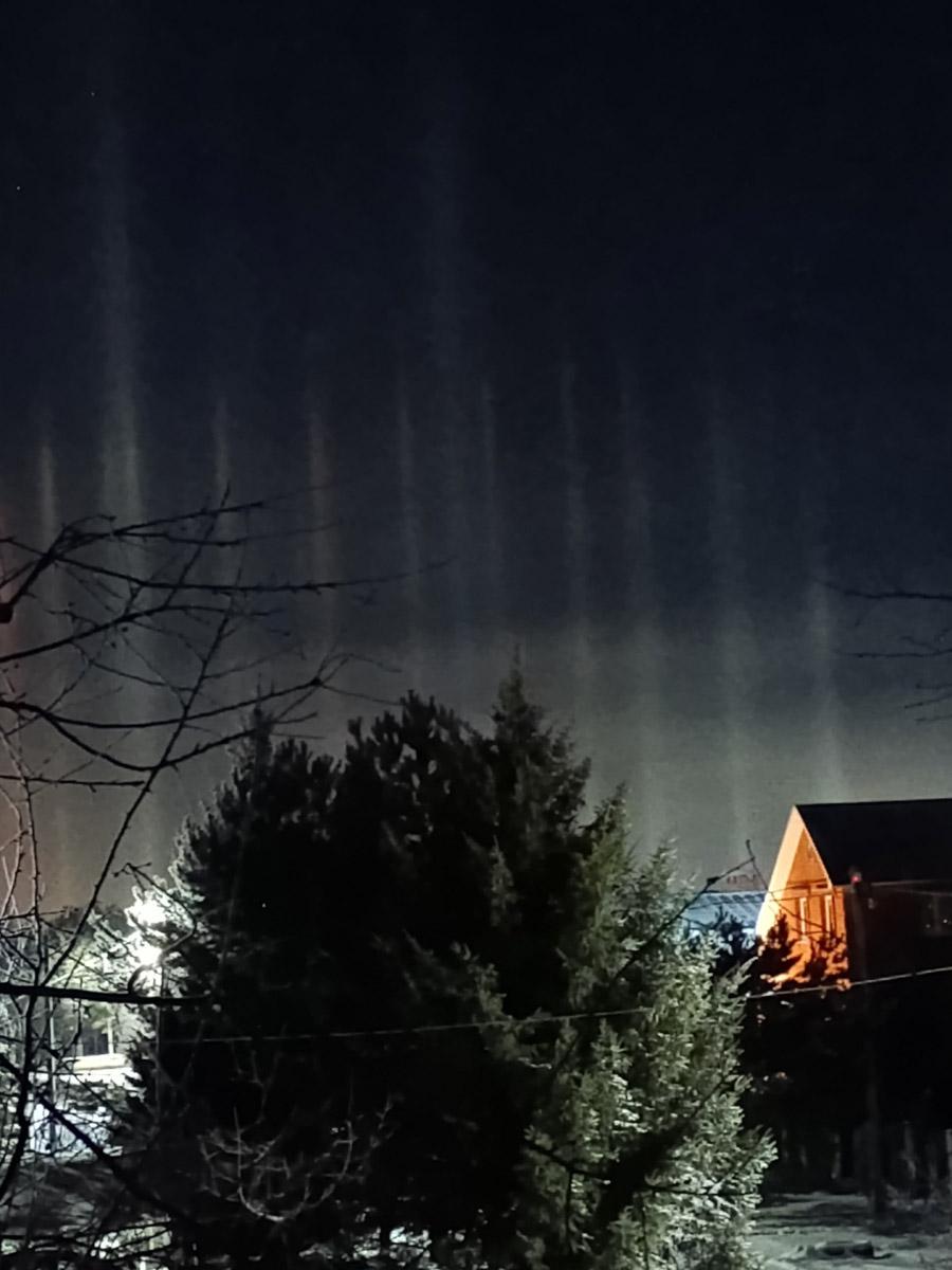 Жители Владимирской области стали свидетелями редкого оптического явления. Небо над регионом раскрасили световые столбы самых разных оттенков. Все дело в наступивших морозах, благодаря которым свет отражается в мельчайших кристаллах, парящих в воздухе. Выглядит это зрелище словно предновогоднее чудо.