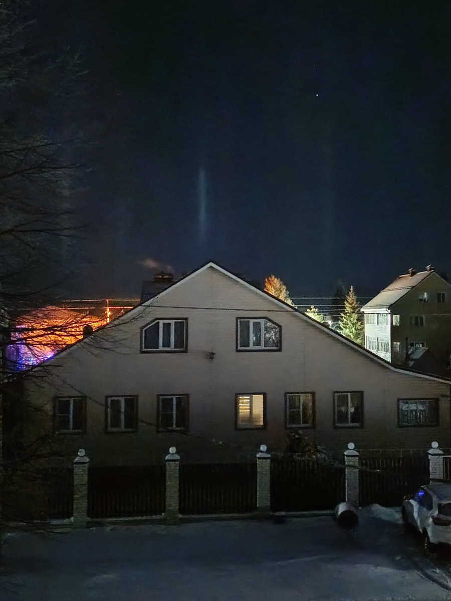 Жители Владимирской области стали свидетелями редкого оптического явления. Небо над регионом раскрасили световые столбы самых разных оттенков. Все дело в наступивших морозах, благодаря которым свет отражается в мельчайших кристаллах, парящих в воздухе. Выглядит это зрелище словно предновогоднее чудо.