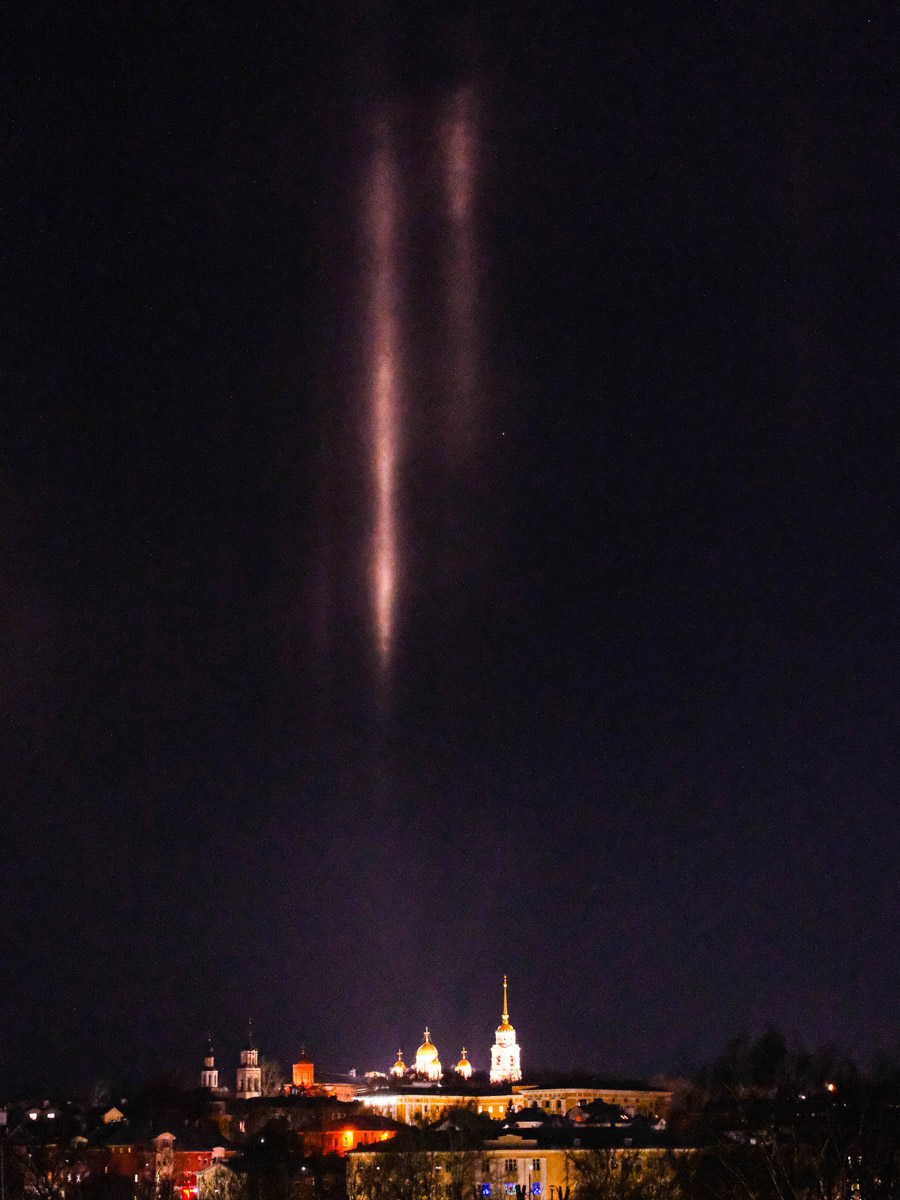 Жители Владимирской области стали свидетелями редкого оптического явления. Небо над регионом раскрасили световые столбы самых разных оттенков. Все дело в наступивших морозах, благодаря которым свет отражается в мельчайших кристаллах, парящих в воздухе. Выглядит это зрелище словно предновогоднее чудо.