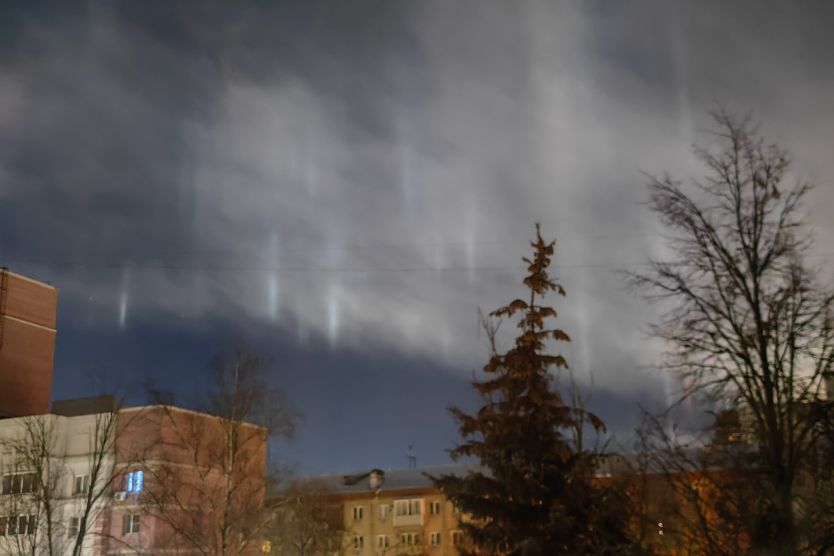 Жители Владимирской области стали свидетелями редкого оптического явления. Небо над регионом раскрасили световые столбы самых разных оттенков. Все дело в наступивших морозах, благодаря которым свет отражается в мельчайших кристаллах, парящих в воздухе. Выглядит это зрелище словно предновогоднее чудо.