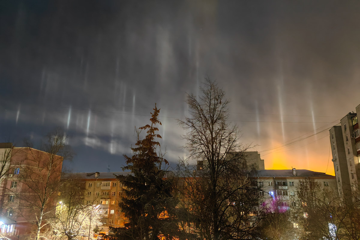 Жители Владимирской области стали свидетелями редкого оптического явления. Небо над регионом раскрасили световые столбы самых разных оттенков. Все дело в наступивших морозах, благодаря которым свет отражается в мельчайших кристаллах, парящих в воздухе. Выглядит это зрелище словно предновогоднее чудо.