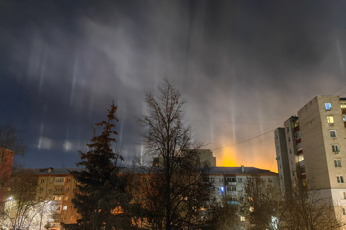 Жители Владимирской области стали свидетелями редкого оптического явления. Небо над регионом раскрасили световые столбы самых разных оттенков. Все дело в наступивших морозах, благодаря которым свет отражается в мельчайших кристаллах, парящих в воздухе. Выглядит это зрелище словно предновогоднее чудо.