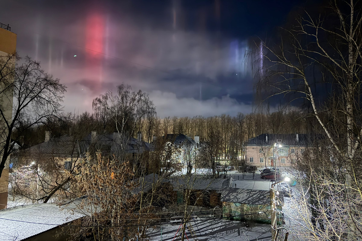 Жители Владимирской области стали свидетелями редкого оптического явления. Небо над регионом раскрасили световые столбы самых разных оттенков. Все дело в наступивших морозах, благодаря которым свет отражается в мельчайших кристаллах, парящих в воздухе. Выглядит это зрелище словно предновогоднее чудо.