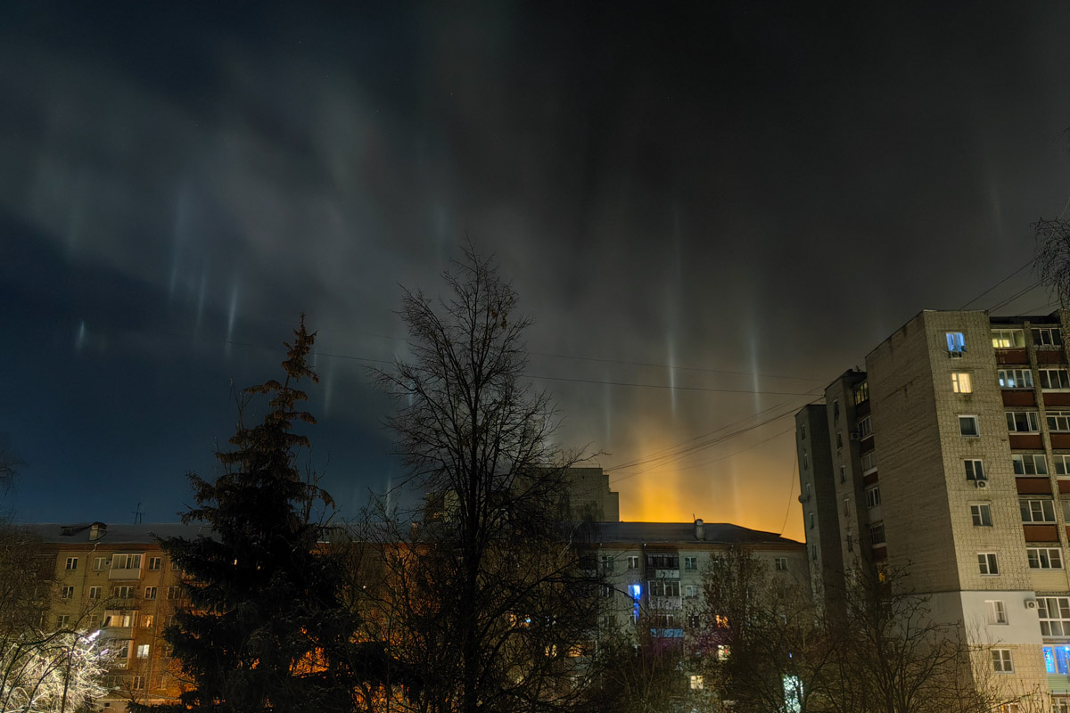 Жители Владимирской области стали свидетелями редкого оптического явления. Небо над регионом раскрасили световые столбы самых разных оттенков. Все дело в наступивших морозах, благодаря которым свет отражается в мельчайших кристаллах, парящих в воздухе. Выглядит это зрелище словно предновогоднее чудо.