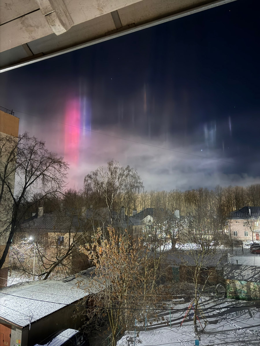 Жители Владимирской области стали свидетелями редкого оптического явления. Небо над регионом раскрасили световые столбы самых разных оттенков. Все дело в наступивших морозах, благодаря которым свет отражается в мельчайших кристаллах, парящих в воздухе. Выглядит это зрелище словно предновогоднее чудо.