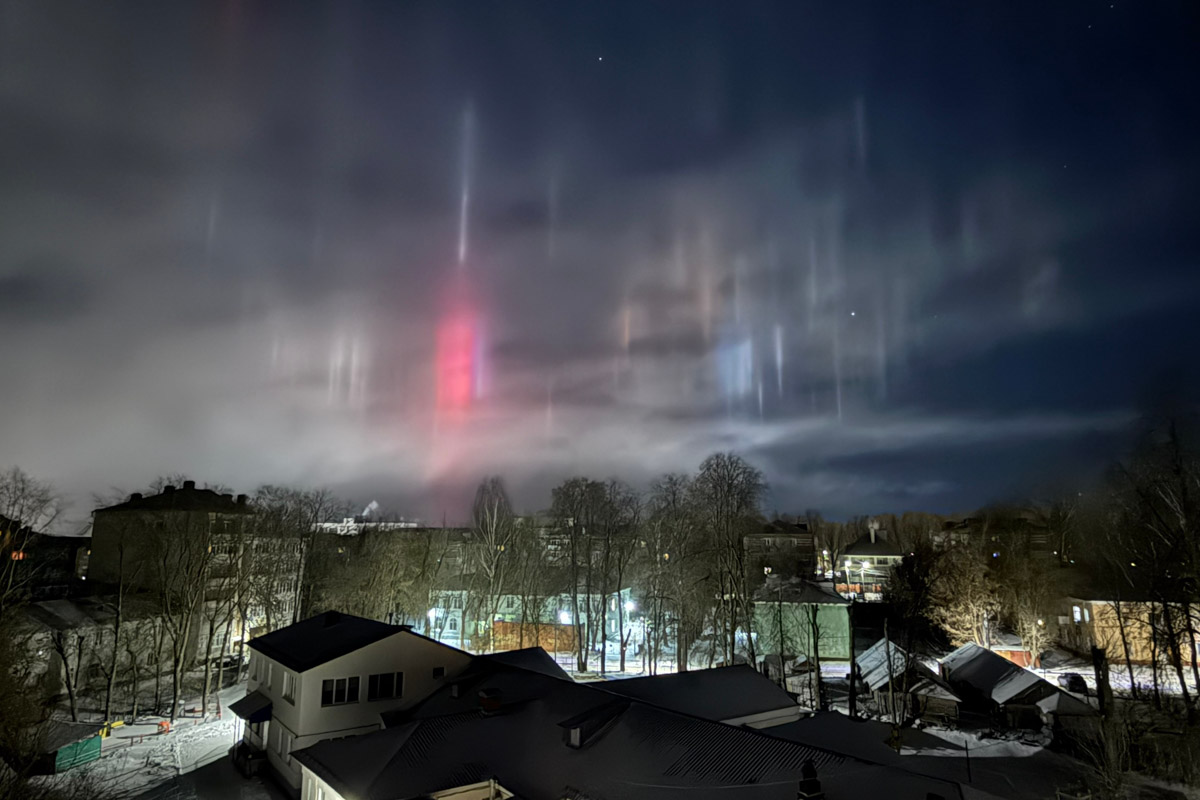 Жители Владимирской области стали свидетелями редкого оптического явления. Небо над регионом раскрасили световые столбы самых разных оттенков. Все дело в наступивших морозах, благодаря которым свет отражается в мельчайших кристаллах, парящих в воздухе. Выглядит это зрелище словно предновогоднее чудо.