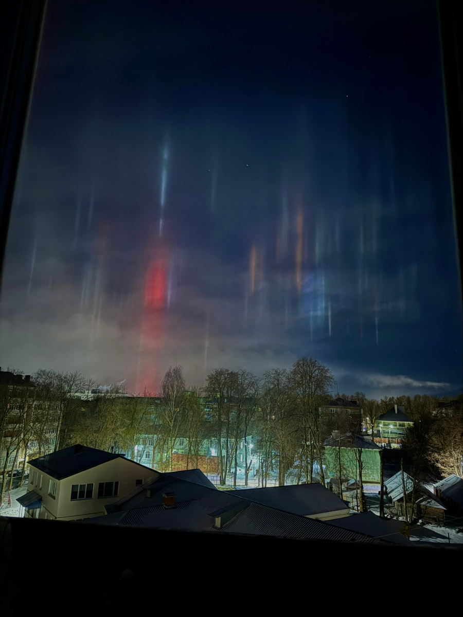 Жители Владимирской области стали свидетелями редкого оптического явления. Небо над регионом раскрасили световые столбы самых разных оттенков. Все дело в наступивших морозах, благодаря которым свет отражается в мельчайших кристаллах, парящих в воздухе. Выглядит это зрелище словно предновогоднее чудо.
