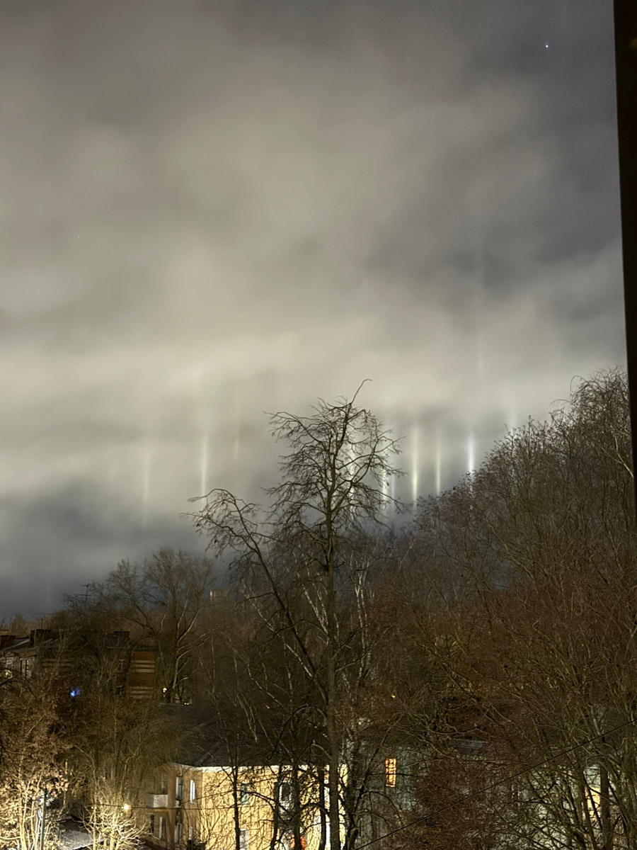 Жители Владимирской области стали свидетелями редкого оптического явления. Небо над регионом раскрасили световые столбы самых разных оттенков. Все дело в наступивших морозах, благодаря которым свет отражается в мельчайших кристаллах, парящих в воздухе. Выглядит это зрелище словно предновогоднее чудо.