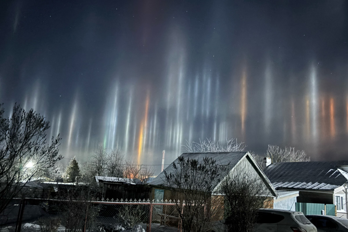 Жители Владимирской области стали свидетелями редкого оптического явления. Небо над регионом раскрасили световые столбы самых разных оттенков. Все дело в наступивших морозах, благодаря которым свет отражается в мельчайших кристаллах, парящих в воздухе. Выглядит это зрелище словно предновогоднее чудо.